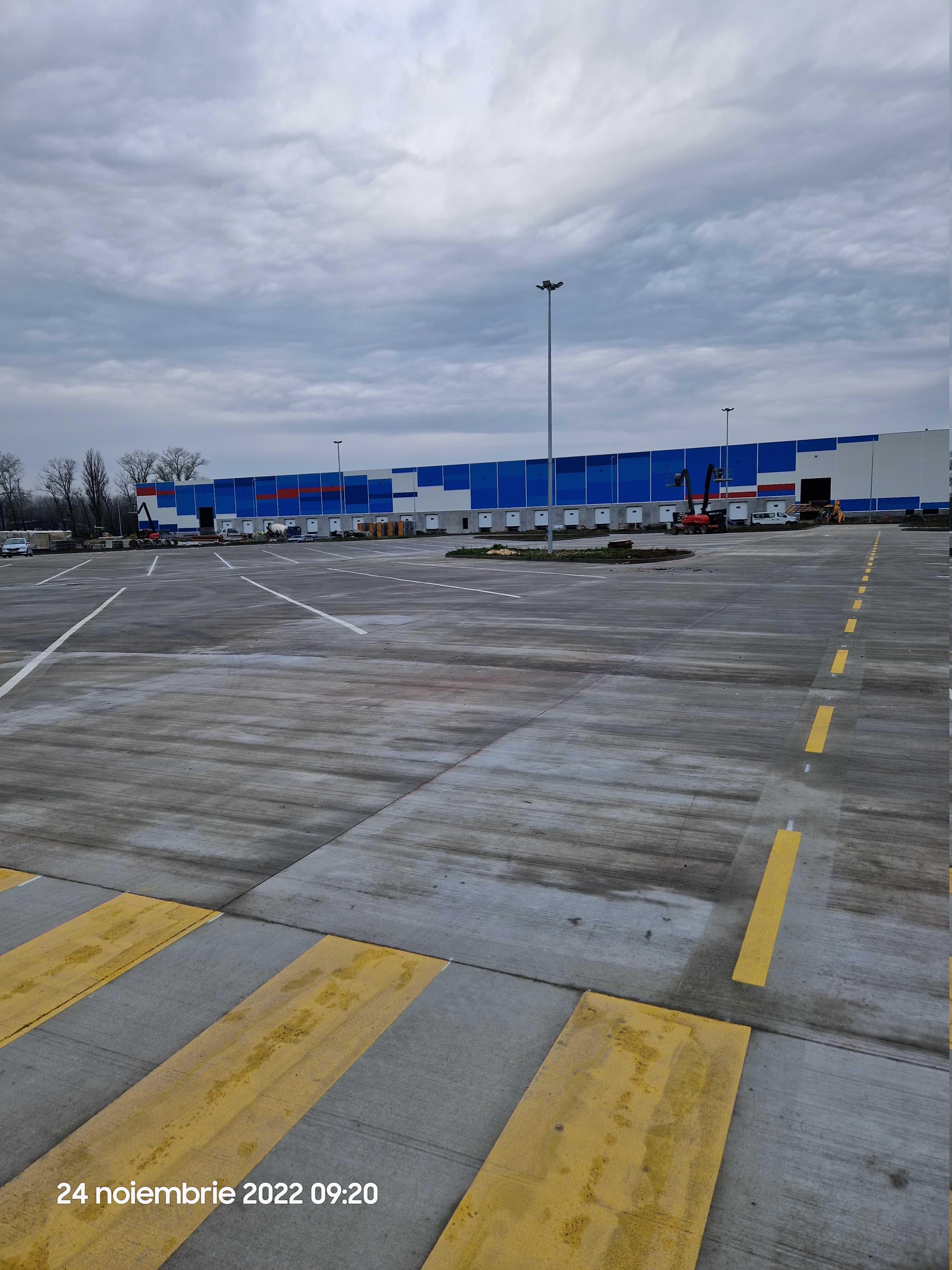 Platformă exterioară din beton periat